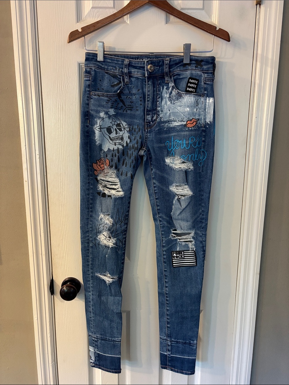 American Eagle Outfitters Distressed Jeans with Graphic Patches -size 6